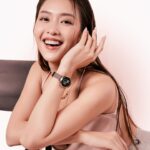 Khả Ngân Instagram - 2024 sẽ là năm đánh dấu sự chuyển mình trong định hướng cá nhân của Ngân, khi Ngân muốn thử sức với nhiều phong cách khác nhau. Chính vì thế mà thời gian này mình mua sắm siêu nhiều luôn, cũng thử rất nhiều style, có style phù hợp cũng có cái không, nhưng việc được thử sức và khám phá những khía cạnh mới lạ của bản thân cũng khiến Ngân cực kỳ hào hứng. Vì thường xuyên thay đổi phong cách nên Ngân ưu tiên chọn những phụ kiện có thể kết hợp với nhiều outfit khác nhau. May mắn sao Ngân đã tìm được em đồng Garmin Lily 2 cực hợp gu này đây! Ẻm là đồng hồ thông minh nhưng visual siêu bén, nhỏ nhắn, hoa văn trên mặt kính, màn hình cảm ứng ẩn cực tinh tế. Ẻm đáp ứng quá đủ 2 tiêu chí của Ngân đó là đẹp và tiện. Đẹp vì Ngân cần mix-match sao cho phù hợp với nhiều outfit, dây đeo còn có nhiều màu sắc, dễ dàng tháo ra thay đổi. Tiện là vì đồng hồ thông minh luôn có những tính năng hỗ trợ mình trong cuộc sống, đa môn thể thao và theo dõi sức khỏe 24/7, vì 1 ngày của mình cũng khá bận rộn. Từ giờ em Garmin Lily 2 này là 1 items không thể thiếu khi ra đường của Ngân rùi hihi. #GarminVietnam #Lily2 #ANewMe