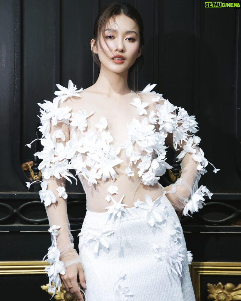 Khả Ngân Instagram - Bé tại lễ trao giải ELLE Beauty Awards 2024 @ellevietnam ngày hôm qua, với không gian mang một vẻ đẹp trang nghiêm và cổ điển💚 Chúc mừng tất cả anh chị đoạt giải và nhưng thương hiệu được xướng tên trong các hạng mục.🩵 1 ngày thật hạnh phúc và nhiều niềm vui😚 #ELLEVietnam #ELLEBeauty #Beauty #ELLEBeautyAwards #EBAs #khangan Custome: @congtriofficial Stylist: @phambaoluan Foto: @loanbe08 MUA: @paunguyen.makeup Hair: @_hhtrieu_