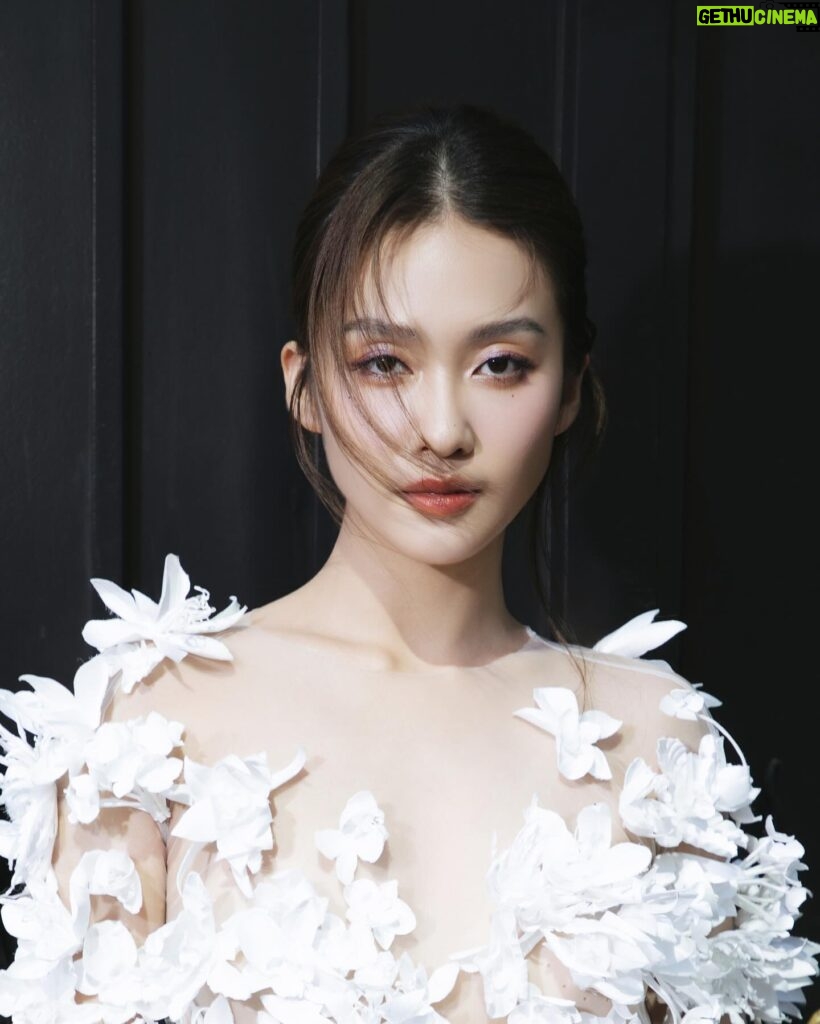 Khả Ngân Instagram - Bé tại lễ trao giải ELLE Beauty Awards 2024 @ellevietnam ngày hôm qua, với không gian mang một vẻ đẹp trang nghiêm và cổ điển💚 Chúc mừng tất cả anh chị đoạt giải và nhưng thương hiệu được xướng tên trong các hạng mục.🩵 1 ngày thật hạnh phúc và nhiều niềm vui😚 #ELLEVietnam #ELLEBeauty #Beauty #ELLEBeautyAwards #EBAs #khangan Custome: @congtriofficial Stylist: @phambaoluan Foto: @loanbe08 MUA: @paunguyen.makeup Hair: @_hhtrieu_