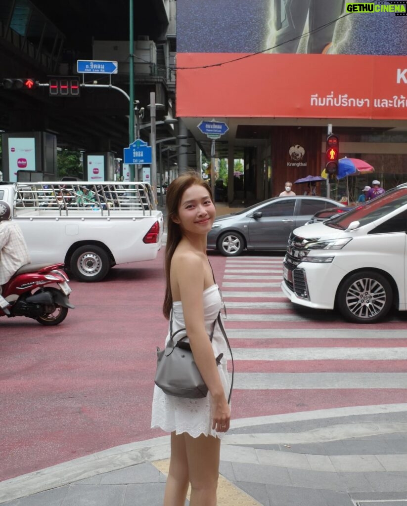 Khả Ngân Instagram - Summer vibe🤍🩵🤍 #khangan #goodvibes #summer #summertime #summervibes #bangkok #thailand