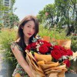 Khả Ngân Instagram - Chúc tất các các chị em phụ nữ trên toàn thế giới này mãi xinh đẹp, hạnh phúc và an yên🥰💚😚 #khangan