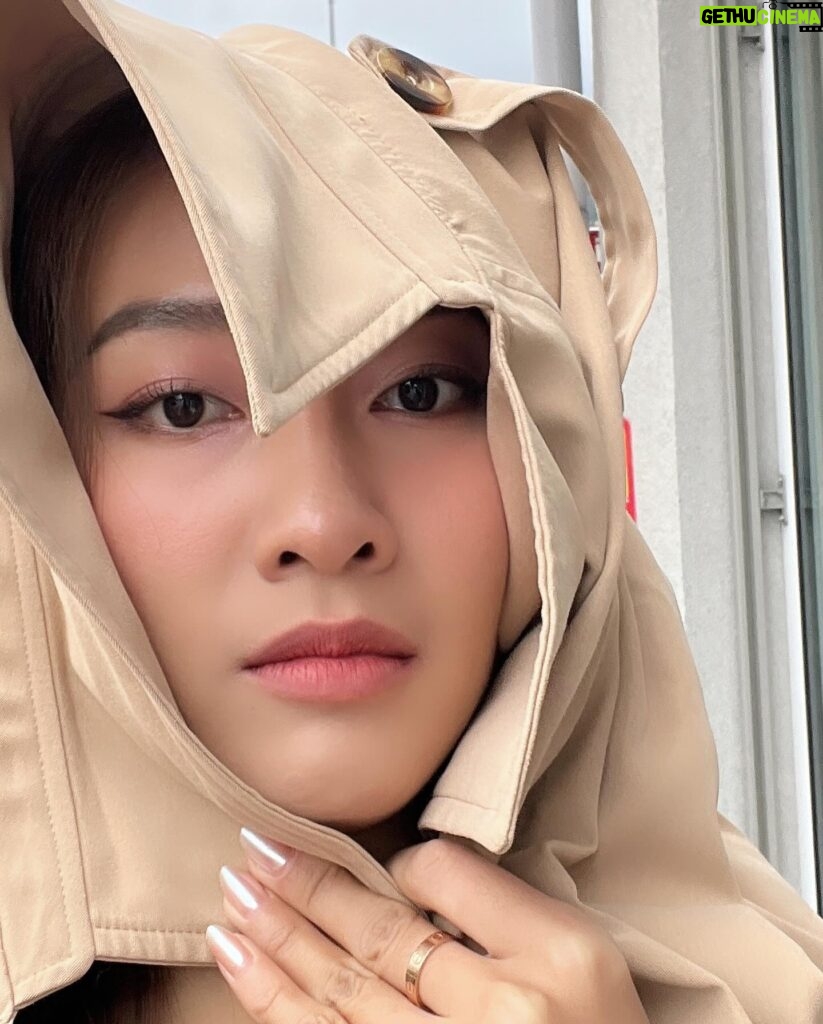 Khả Ngân Instagram - Sì Gòn dạo này nóng nhức néch🥵🥵🥵