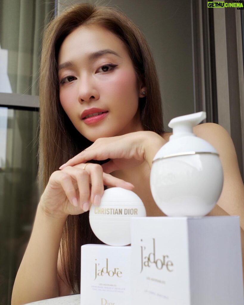 Khả Ngân Instagram - Ngân with J'adore Les Adorables 🤩 Em xinh, em thơm, em mịn nên Ngân yêu💛🤍 #jadoredior @diorbeauty #diorvietnam