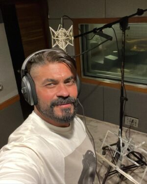 Khaled Selim Instagram - ‎بسم الله .. توكلنا على الله .. #مين_دا 
‎كلمات و الحان #عزيز_الشافعي 

انتاج شركة 
@ah.mediaproduction 
@allaalasheen1 

‎توزيع @toomatooma تسجيل الصوت في ستوديو session
‎م.ماهر صلاح 
‎تسجيل الاغنية في ستوديو إم ساوند M1
‎م .هاني محروس 
@hani.mahrous.77