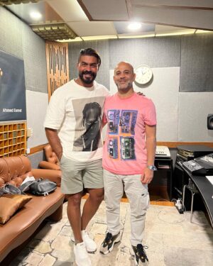 Khaled Selim Instagram - ‎بسم الله .. توكلنا على الله .. #مين_دا 
‎كلمات و الحان #عزيز_الشافعي 

انتاج شركة 
@ah.mediaproduction 
@allaalasheen1 

‎توزيع @toomatooma تسجيل الصوت في ستوديو session
‎م.ماهر صلاح 
‎تسجيل الاغنية في ستوديو إم ساوند M1
‎م .هاني محروس 
@hani.mahrous.77