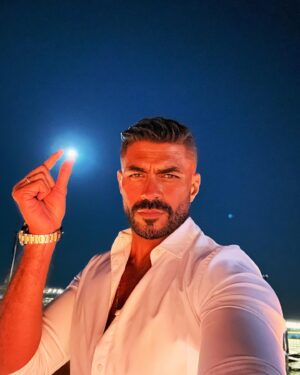 Khaled Selim Instagram - ماسك القمر بإيديا.. 😊😊😊