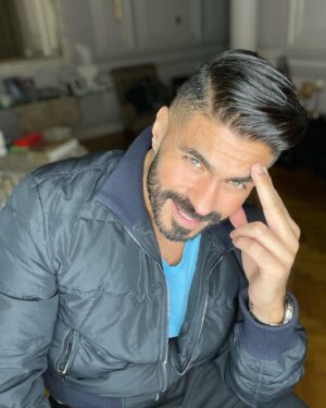 Khaled Selim Instagram - اضحك .. الصورة تطلع حلوة اوي بقا .. 😂😂😂😇😇😇
#singer #actor #smile #fashion #nofilter #happiness #family #dolcegabbana #rolex