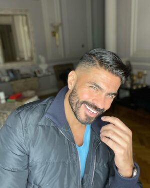 Khaled Selim Instagram - اضحك .. الصورة تطلع حلوة اوي بقا .. 😂😂😂😇😇😇
#singer #actor #smile #fashion #nofilter #happiness #family #dolcegabbana #rolex