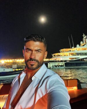 Khaled Selim Instagram - ماسك القمر بإيديا.. 😊😊😊