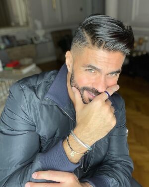 Khaled Selim Instagram - اضحك .. الصورة تطلع حلوة اوي بقا .. 😂😂😂😇😇😇
#singer #actor #smile #fashion #nofilter #happiness #family #dolcegabbana #rolex