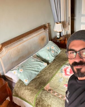 Khaled Selim Instagram - تشرفت اليوم بزيارة عزيزة على قلبي للمرة الثانية.. بعد ٢٠ سنة من اول زيارة.. بيت العندليب الأسمر عبدالحليم حافظ .. إحساس رائع إني كنت في بيته و بين الجدران إللي كانت شاهدة على كل حياته و إبداعاته و لقاءاته بعمالقة الملحنين و الشعراء و الموسيقيين .. و إبداعاته و بروڤاته و ضحكاته و حزنه و مرضه.. و إني أشوف كل أدواته و مقتنياته و أدخل غرفة نومه.. 
حقيقةً .. هو كان و سيظل رائد المشاعر و الإحساس و الرومانسية و التجديد و الإبداع .. العندليب .. حليم