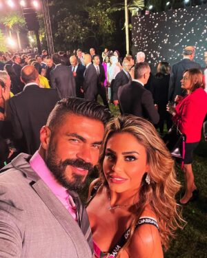 Khaled Selim Instagram - حبيبة قلبي بحبك حب ما يتوصفش.. لأنك جدعة و بنت أصول.. و واخدة بالك مني و من خديجة و كنزي..
و اد ايه انتي جدعة مع الكل .. وصاحبة واجب.. و صاحبة صحابك.. و بارة بأهلك.. و كمان بأهلي .. ربنا يخليكي ليا.. و يتقبل مني كل الدعاء اللي دعيتهولك في الحرم 
بحبك