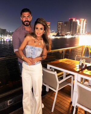 Khaled Selim Instagram - حبيبة قلبي بحبك حب ما يتوصفش.. لأنك جدعة و بنت أصول.. و واخدة بالك مني و من خديجة و كنزي..
و اد ايه انتي جدعة مع الكل .. وصاحبة واجب.. و صاحبة صحابك.. و بارة بأهلك.. و كمان بأهلي .. ربنا يخليكي ليا.. و يتقبل مني كل الدعاء اللي دعيتهولك في الحرم 
بحبك