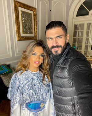 Khaled Selim Instagram - حبيبة قلبي بحبك حب ما يتوصفش.. لأنك جدعة و بنت أصول.. و واخدة بالك مني و من خديجة و كنزي..
و اد ايه انتي جدعة مع الكل .. وصاحبة واجب.. و صاحبة صحابك.. و بارة بأهلك.. و كمان بأهلي .. ربنا يخليكي ليا.. و يتقبل مني كل الدعاء اللي دعيتهولك في الحرم 
بحبك