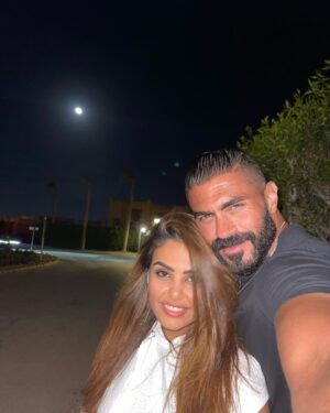 Khaled Selim Instagram - حبيبة قلبي بحبك حب ما يتوصفش.. لأنك جدعة و بنت أصول.. و واخدة بالك مني و من خديجة و كنزي..
و اد ايه انتي جدعة مع الكل .. وصاحبة واجب.. و صاحبة صحابك.. و بارة بأهلك.. و كمان بأهلي .. ربنا يخليكي ليا.. و يتقبل مني كل الدعاء اللي دعيتهولك في الحرم 
بحبك