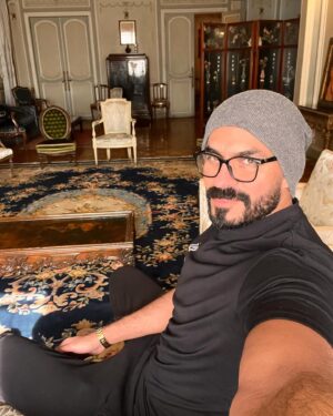 Khaled Selim Instagram - تشرفت اليوم بزيارة عزيزة على قلبي للمرة الثانية.. بعد ٢٠ سنة من اول زيارة.. بيت العندليب الأسمر عبدالحليم حافظ .. إحساس رائع إني كنت في بيته و بين الجدران إللي كانت شاهدة على كل حياته و إبداعاته و لقاءاته بعمالقة الملحنين و الشعراء و الموسيقيين .. و إبداعاته و بروڤاته و ضحكاته و حزنه و مرضه.. و إني أشوف كل أدواته و مقتنياته و أدخل غرفة نومه.. 
حقيقةً .. هو كان و سيظل رائد المشاعر و الإحساس و الرومانسية و التجديد و الإبداع .. العندليب .. حليم