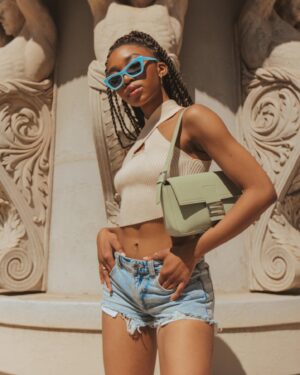 Khosi Ngema Instagram - untame me…

@converse.za 

Photographed by @thapelo_gv72 
Styled by @___rarri___