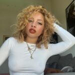 Kiana Ledé Instagram - Find somethin whiter than this shirt. I dare you.