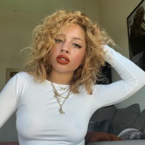 Kiana Ledé Instagram - Find somethin whiter than this shirt. I dare you.