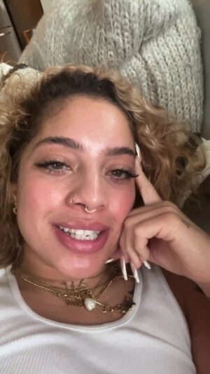 Kiana Ledé Instagram - I’m gonna figure out those chords again I swear lol