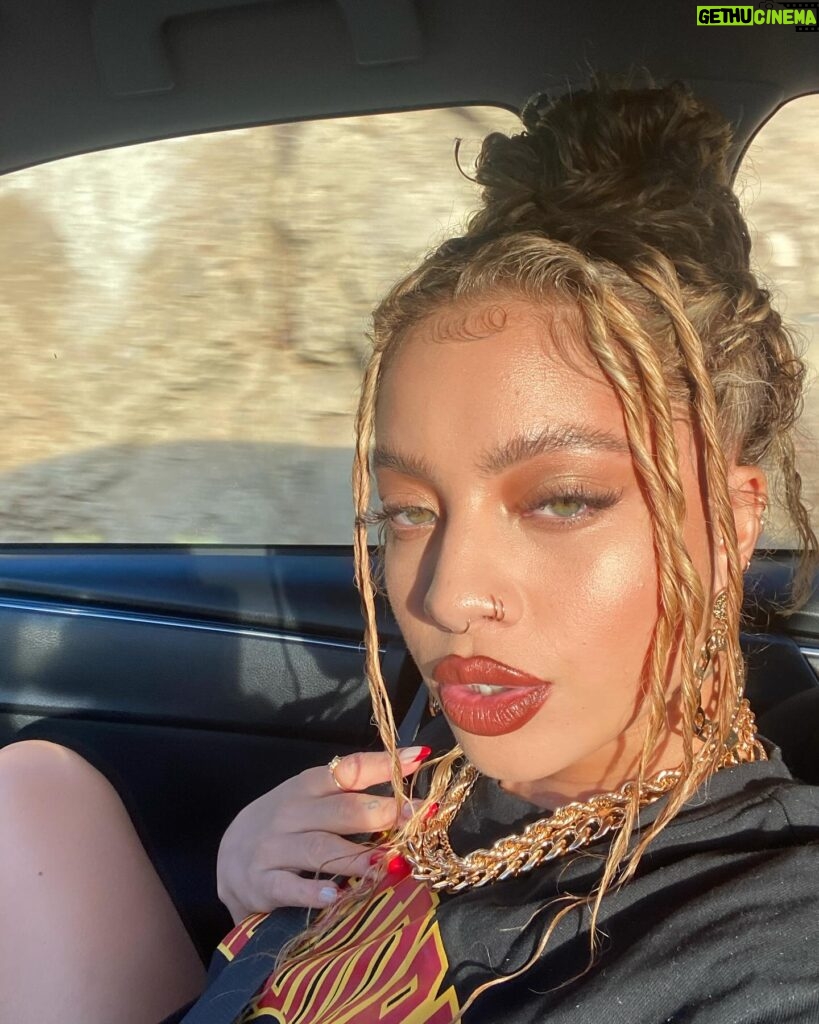 Kiana Ledé Instagram - It’s fine.