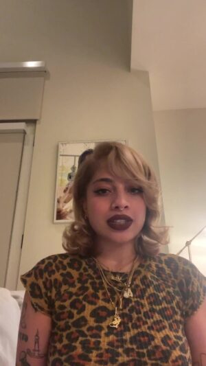 Kiana Ledé Instagram - Watch me sing 20 somethin songs with 0 confidence that I know all the lyrics (mine included) 

It really did become a comment karaoke so I guess that’s what it’s called now lol Thanks for the help guys 😂🤍