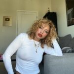 Kiana Ledé Instagram - Find somethin whiter than this shirt. I dare you.