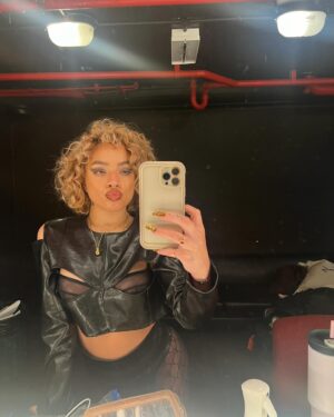 Kiana Ledé Instagram - Last night was beautiful and hilarious. The sound cut out 2 songs into the set so we basically just had a karaoke session of songs I didn’t put on the setlist. It was so fun 😂😂