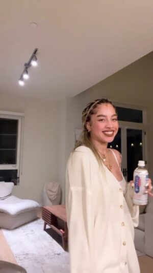 Kiana Ledé Instagram - Here’s another video of me infamously gettin lyrics wrong lol
 I wanted to be extra like back in the old days for you in soulfood sessions 😂😭💦💦