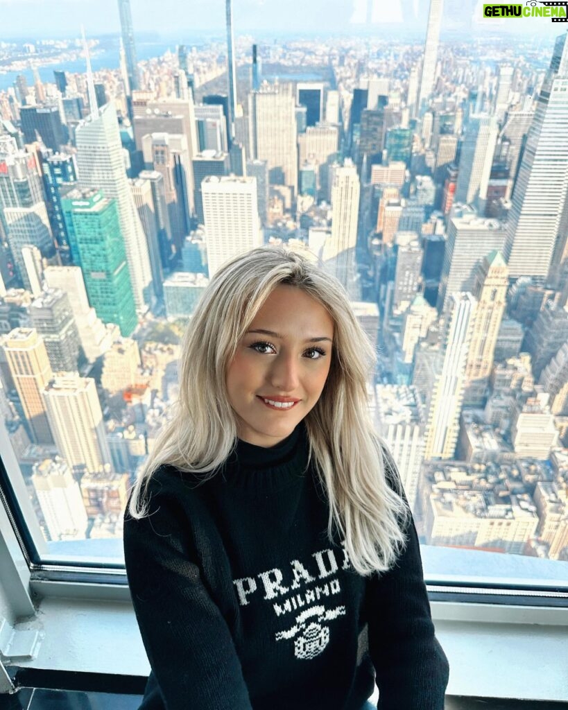 Kiera Bridget Instagram - throwback to when i decided to the very top of the Empire State Building and beg them to let me on the open air observation deck despite being scared of heights. the intrusive thoughts did not win. i felt like the president. @empirestatebldg #esbvip