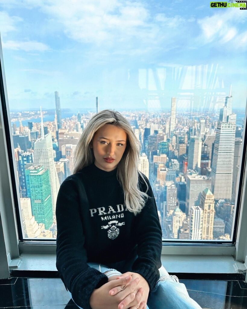 Kiera Bridget Instagram - throwback to when i decided to the very top of the Empire State Building and beg them to let me on the open air observation deck despite being scared of heights. the intrusive thoughts did not win. i felt like the president. @empirestatebldg #esbvip