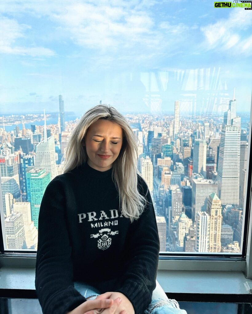 Kiera Bridget Instagram - throwback to when i decided to the very top of the Empire State Building and beg them to let me on the open air observation deck despite being scared of heights. the intrusive thoughts did not win. i felt like the president. @empirestatebldg #esbvip