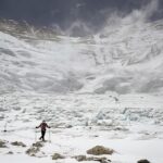 Kilian Jornet Instagram - A great 2 day trip. Two days ago @tinaemelie and I started to run from Namche, at Tengboche she turned to do a longer run and I continued to Everest Base Camp. Yesterday I went up to above Camp 2, at 6600m and then ran back to Namche. For the small story, my duffel bag hadn’t arrived so yesterday’s trip was without food, a good hypoxia fatOx syimuli 😅 For all the trip I used the same shoes, I putted a carbon insole in my Tomir’s boots to have the crampons, and removed it for the run back. One of the things it annoys me the most on expeditions is that often we need to bring a lot of gear, and trying to have more versatile gear, to have less and use more.