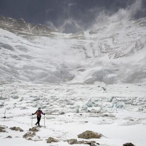 Kilian Jornet Instagram - A great 2 day trip. Two days ago  @tinaemelie and I started to run from Namche, at Tengboche she turned to do a longer run and I continued to Everest Base Camp. Yesterday I went up to above Camp 2, at 6600m and then ran back to Namche.

For the small story, my duffel bag hadn’t arrived so yesterday’s trip was without food, a good hypoxia   fatOx syimuli 😅

For all the trip I used the same shoes, I putted a carbon insole in my Tomir’s boots to have the crampons, and removed it for the run back. One of the things it annoys me the most on expeditions is that often we need to bring a lot of gear, and trying to have more versatile gear, to have less and use more.