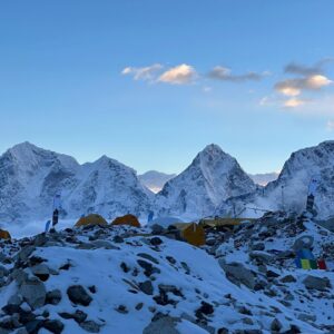 Kilian Jornet Instagram - A great 2 day trip. Two days ago  @tinaemelie and I started to run from Namche, at Tengboche she turned to do a longer run and I continued to Everest Base Camp. Yesterday I went up to above Camp 2, at 6600m and then ran back to Namche.

For the small story, my duffel bag hadn’t arrived so yesterday’s trip was without food, a good hypoxia   fatOx syimuli 😅

For all the trip I used the same shoes, I putted a carbon insole in my Tomir’s boots to have the crampons, and removed it for the run back. One of the things it annoys me the most on expeditions is that often we need to bring a lot of gear, and trying to have more versatile gear, to have less and use more.