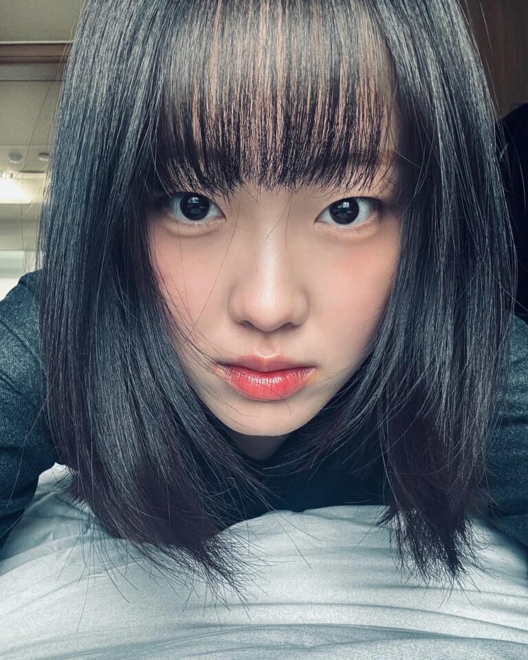 Kim Bo-yoon Instagram - 맨날 잘라도 삐뚤빼뚤한 내 앞머리 제자리로 돌아가🫵🏻