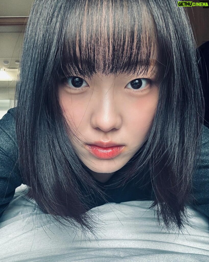 Kim Bo-yoon Instagram - 맨날 잘라도 삐뚤빼뚤한 내 앞머리 제자리로 돌아가🫵🏻