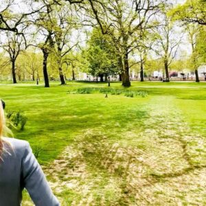 Kim Cattrall Instagram - A beautiful Spring day 
in London🌤💂🏻‍♂️

Happy Easter Sunday🐣