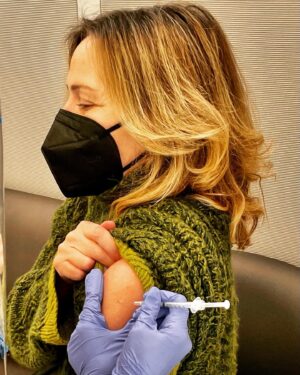 Kim Cattrall Instagram - They’ve expanded the vaccine eligibility age in New York! Made my appt yesterday and got the shot this morning. Good work NY! ❤️