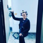 Kim Cattrall Instagram - Let the day commence! #queerasfolk ‘You can take the girl out of Liverpool not the Liverpool outta the girl.. ‘ #curlers