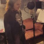 Kim Cattrall Instagram - #QAF 🎤🎶🎶🎶💋 ‘Please Note: At no time was scatting used during this recording 😉’