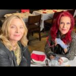 Kim Cattrall Instagram - Doing our own thing on a Sunday brunch afternoon with @patriciafield ❤️💋