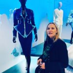 Kim Cattrall Instagram - Check out the @manfredthierrymugler exhibit @brooklynmuseum #thierrymugler 💋