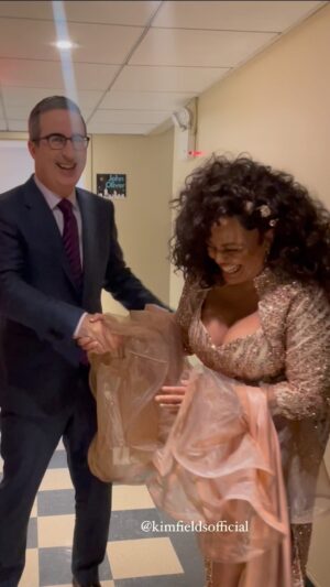 Kim Fields Instagram - Throwing Back & Thankful!! That time I met John Oliver at @amberruffin show. Thankful for how he and his team @lastweektonight do their thang. Been a fan since Day 1 from his @thedailyshow & standup days. 👏🏽👏🏽👏🏽👏🏽👏🏽
Glam Sidebar: Sexy Angel vibes by @thekevinmayes 

#johnoliver #lastweektonight #amberruffinshow #comedy
