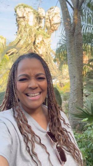Kim Fields Instagram - A post-Oscars & #mcm post from Pandora @ Disney / Animal Kingdom from mega James Cameron fan, ME! 

Thank you @DisneyParks @WaltDisneyWorld #WaltDisneyWorld 
 @jamescameronofficial @avatar #avatar #storyteller #pandora