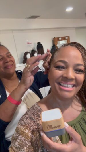 Kim Fields Instagram - BABY HAIR THURSDAY! Bounce w/ us! Jammin at The Upshaws to The Heat on @siriusxm !!!
#music #groove #iGiveGreatGifts 🤣 @yvetteshelton100 #theupshaws #babyhair #hairandmakeup @diondeezy