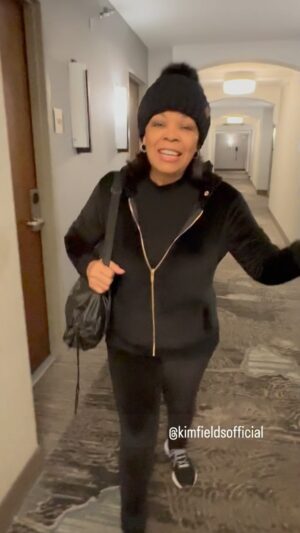 Kim Fields Instagram - 🗣️PEEP MY MOM RETREATIN’!!! There are so many glorious moments to share from my Refresh Retreat AND DIS RIGHT HEEEERRREE is one of the monst amazing ones. Mom truly embraced and personified the retreat’s theme: I AM A GIFT 🥰👊🏽✨🥰 and she GAVE HERSELF PERMISSION 
🙌🏽🙌🏽🙌🏽🙌🏽 
#refreshretreatbykf2023 #refreshretreat2023 #refresh #wellness #FLYGIRL #fitnessfriday #lifestyle @refreshbykf #mom #motherdaughter #mommachip