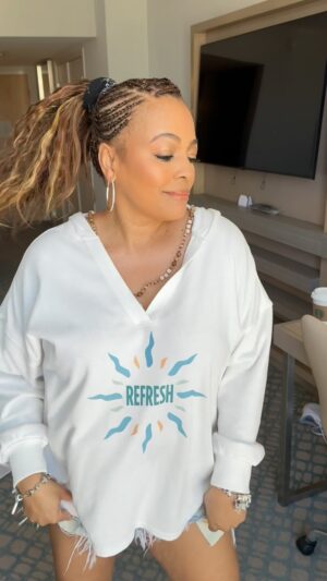 Kim Fields Instagram - HAPPY MONDAY!!! ☀️✨⚡️✨☀️

Thx sis for this timeless dope af groove @sheilaedrummer !
#joy #life #happiness #dance #refresh #monday #music #energy 

🎥 &💄: @renarioalexander
💇🏽‍♀️: @angiehairstyles