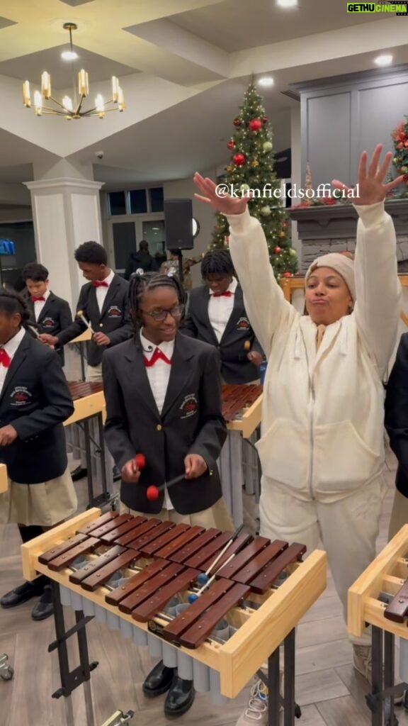 Kim Fields Instagram - I GOT THE MUSIC IN ME! #fbf to last month, opening night of my inaugural Refresh Retreat and this awesome youth band shared their dope skills witcho girl! *adds Xylophonist to her résumé. 🤣 🎶 🎼 🎵 #LEARNSOMETHINGNEW ✨⚡️✨ #music #friday #friyay #refreshretreatbykf #wellness #joy #xylophone #weekend #weekendvibes