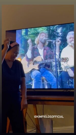 Kim Fields Instagram - MichaelMcDonaldMondayByKF FALL EDITION! Groove with us! I LOVE this version and since its from @thekennyloggins Redwoods concert, can’t think of mo betta Fall Vibes ! Enjoy! 
@michaelmcdonaldofficial 
I do not own the rights to this song nor this video; no copyright infringement 
🍁🍁🎶🎶🍁🍁 #music #fall #yachtrock #whatafoolbelieves #michaelmcdonaldmondaybykf